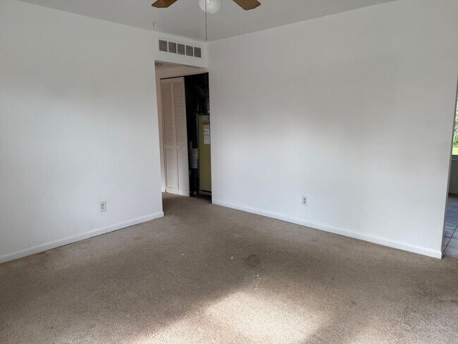 Building Photo - 3 bedroom 1 bath, fenced in back yard, one car attached garage