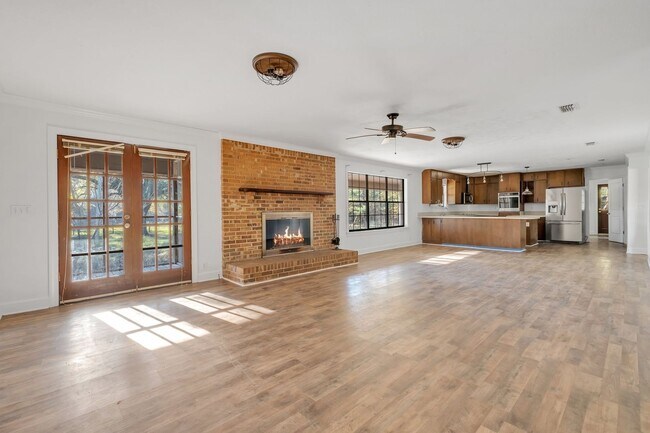 Building Photo - 5 bed 2.5 bath home with acreage