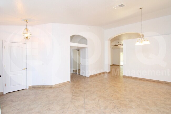 Building Photo - 661 W Horseshoe Ave