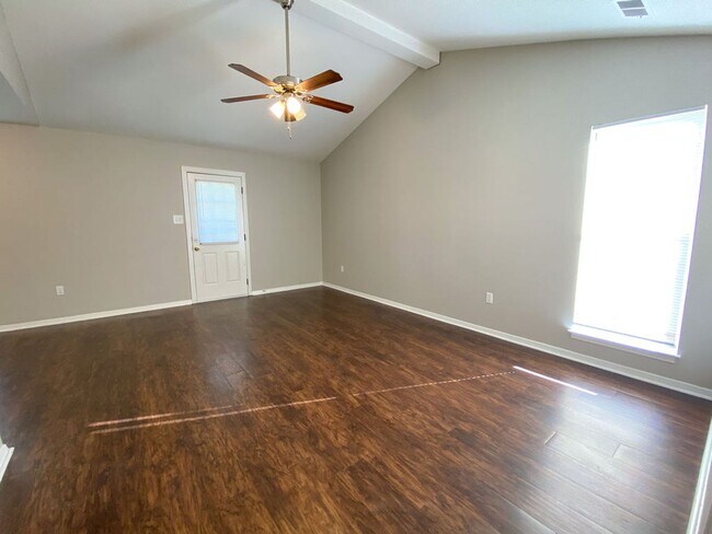 Building Photo - 3 bed, 2 bath in Horn Lake (ss appliances, fresh paint)