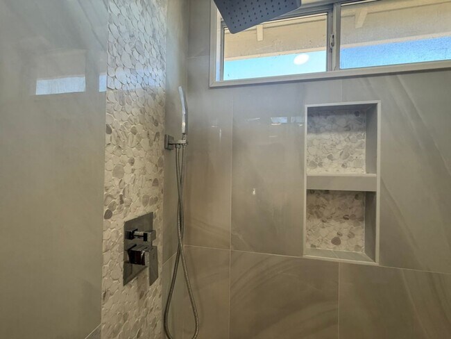 Building Photo - EPIC REA - Fully Renovated 5BR/3BA Home in Lone Tree Estates