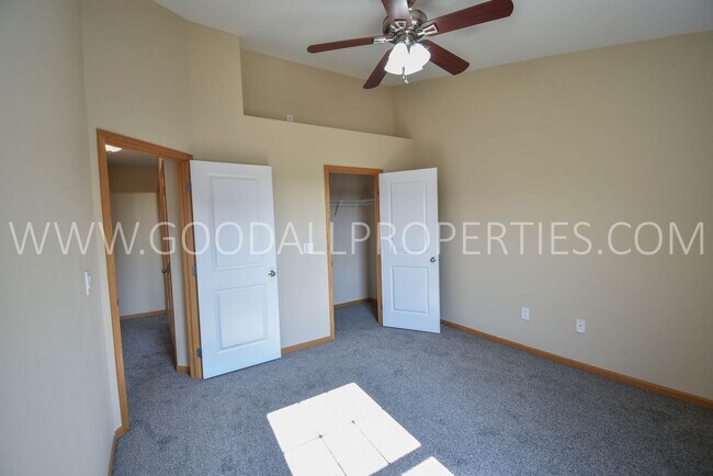 Building Photo - 2 Bedroom 2 Bath Updated Townhome in Ankeny with attached two car garage