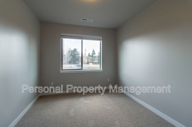 Building Photo - 8715 NE 43rd Pl
