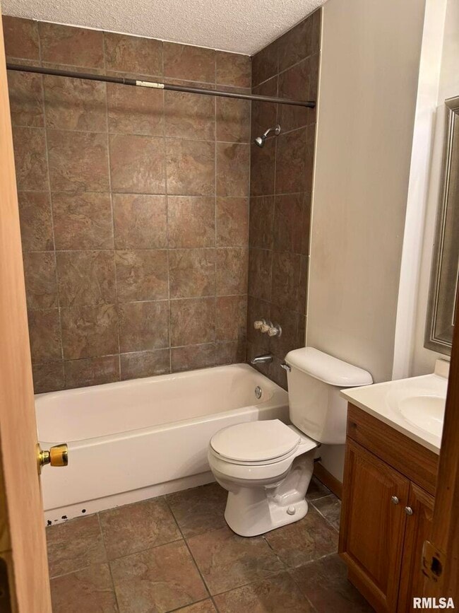 Building Photo - 18 Parkview Dr