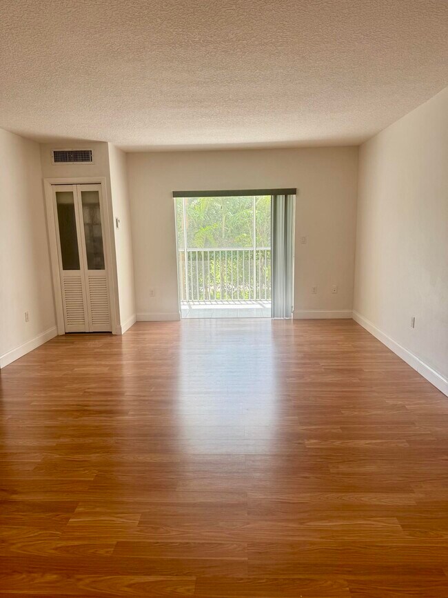 Building Photo - 200 E Royal Palm Rd