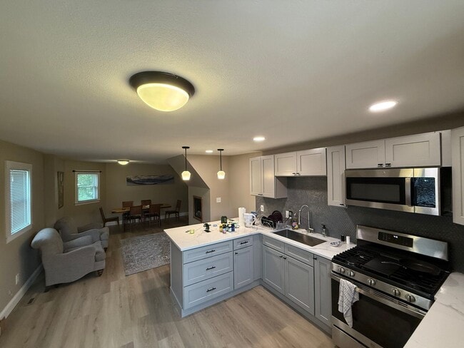 Building Photo - Available Newly Renovated 2 Bedroom and 1....