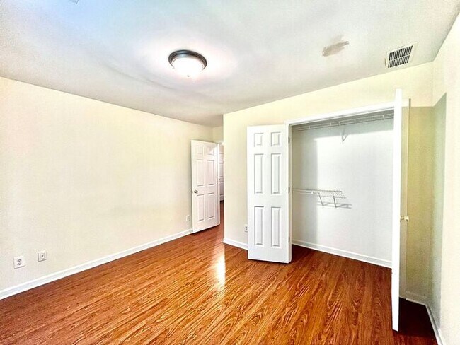 Building Photo - 3165 Maple Terrace Dr