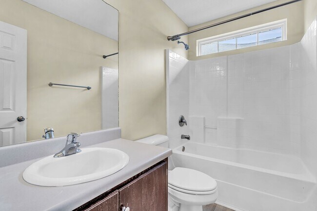Building Photo - 3 Bedroom 2 Bathroom Home in Hampton Place...
