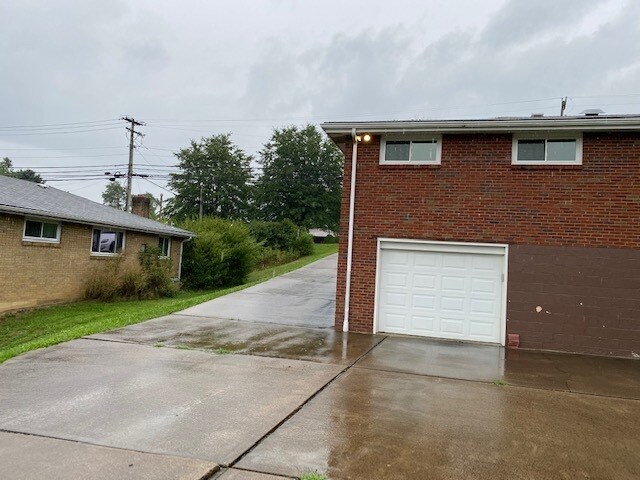 Building Photo - 702 Old Clairton Rd