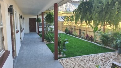 Building Photo - 719 20th Ave S