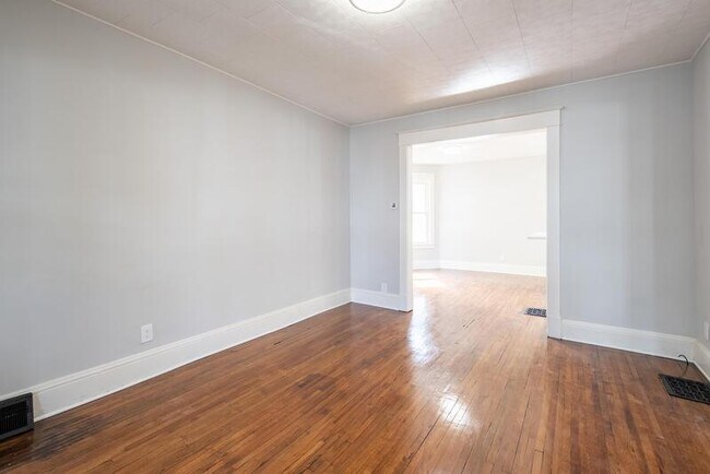 Building Photo - 207 7th Ave
