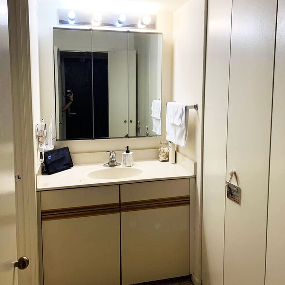 Bathroom - 2020 Walnut St