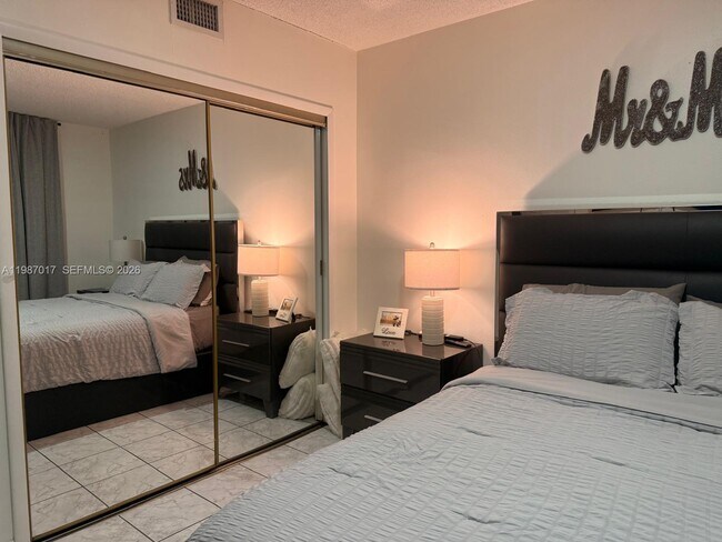 Building Photo - 5300 W 21st Ct