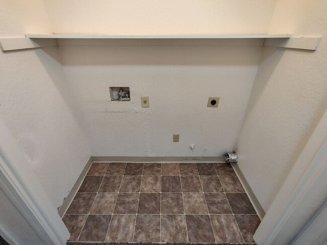 Building Photo - 932 Inez Dr