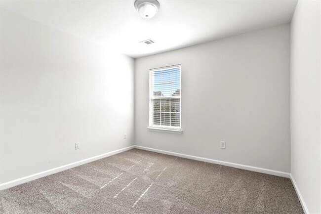 Building Photo - 2760 Englewood Dr