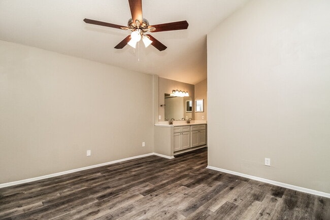 Building Photo - 520 Portland Cir