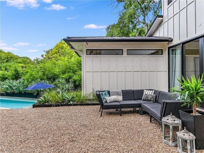 Building Photo - 3002 Hillview Rd