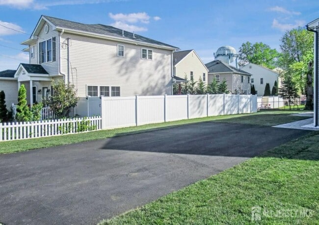 Building Photo - 156 Cliffwood Ave W
