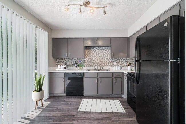 Building Photo - Shadow Ridge