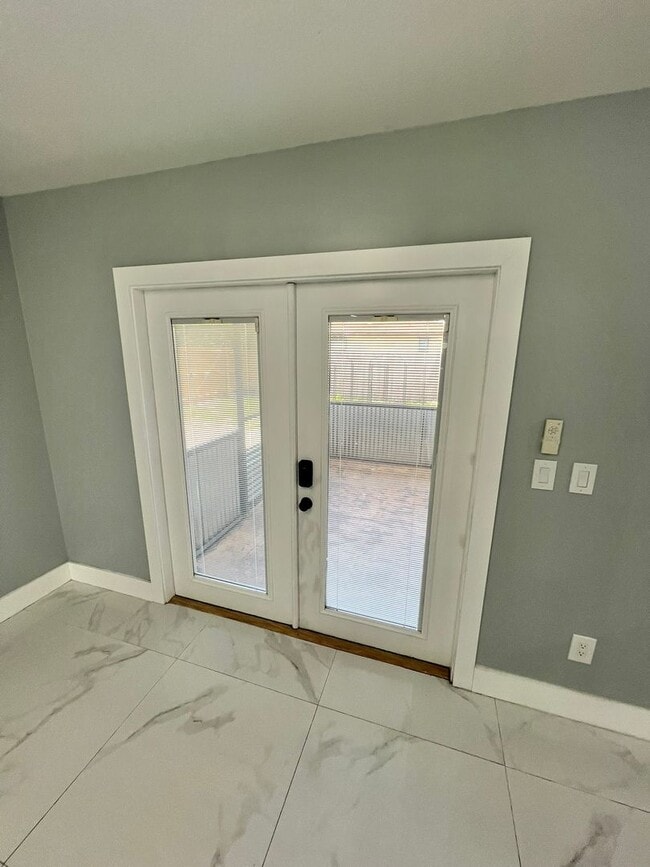 Building Photo - NEWLY RENOVATED 3 BEDROOM 2 BATH HOME- TIL...