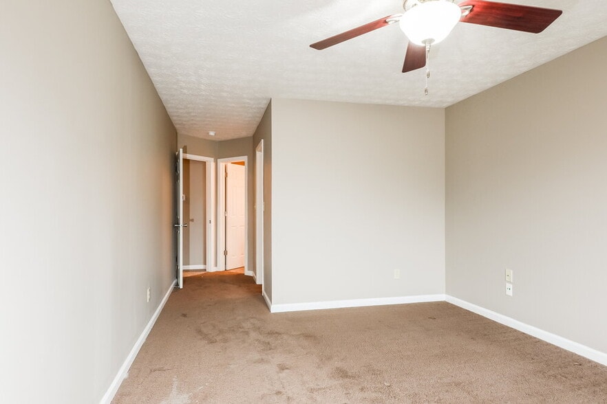 Building Photo - 748 Hollowood Ln