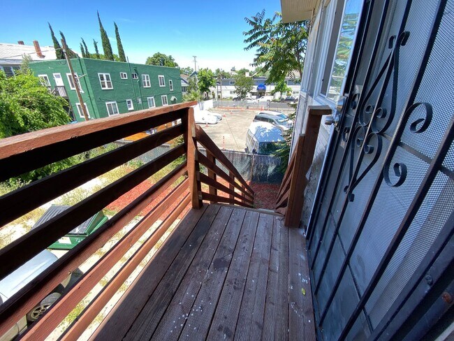 Building Photo - One Bedroom Apartment in Downtown Stockton