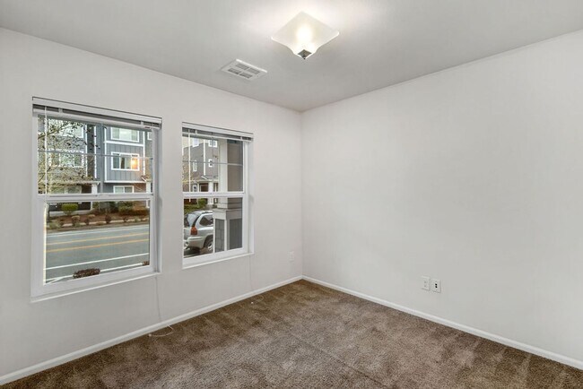 Building Photo - Spaciously Modern Tri Level Townhome for Rent in North Everett