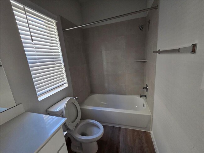 Building Photo - 221 Bauer Lp