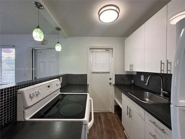 Building Photo - 2325 Arthur St