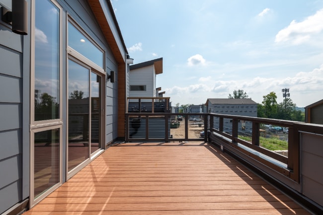 Building Photo - 3060 Edwin Cir