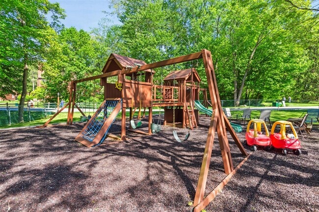 Building Photo - 304 Appletree Ln