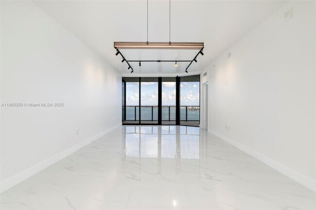 Primary Photo - 700 NE 24th St