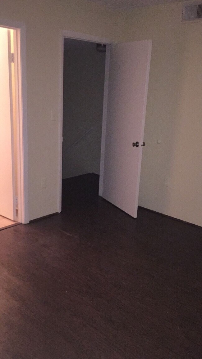 Building Photo - 212 Palm Cir E