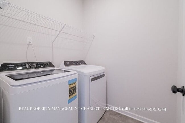 Building Photo - Modern Brand-New Built 3BR Townhome Near Uptown