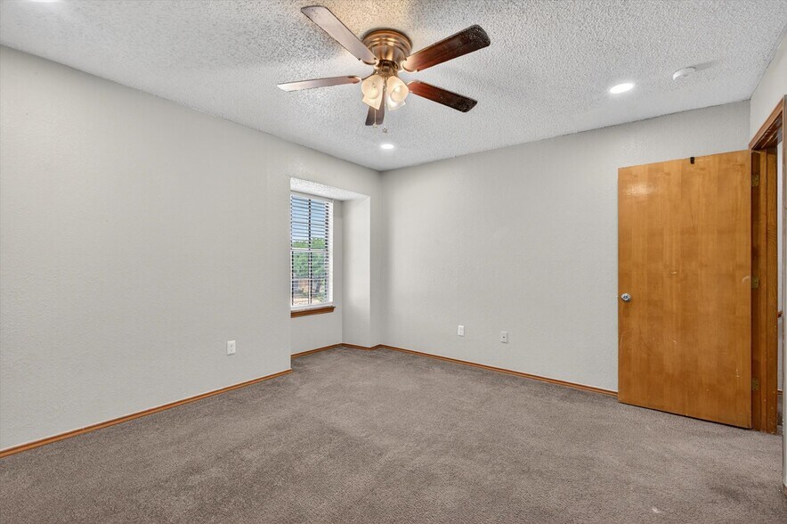Building Photo - 305 Cambridge Dr