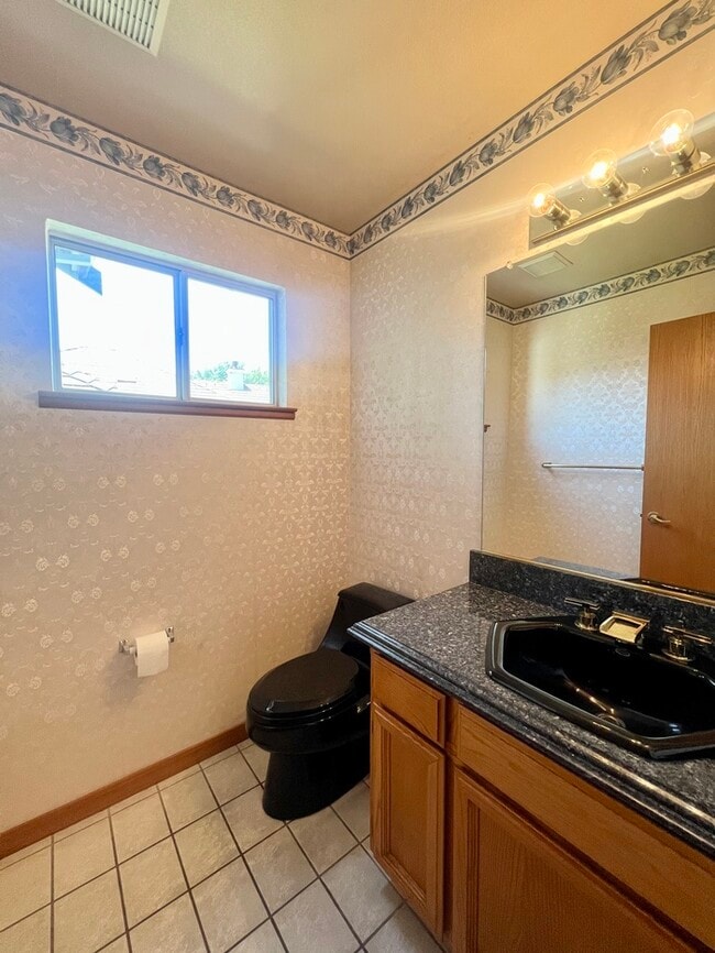 Building Photo - 1305 Manzano Way