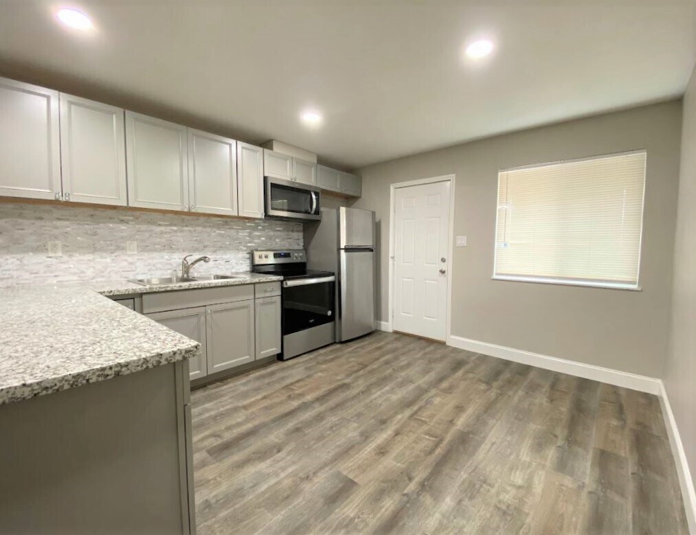 Building Photo - 809 E Bellevue Rd