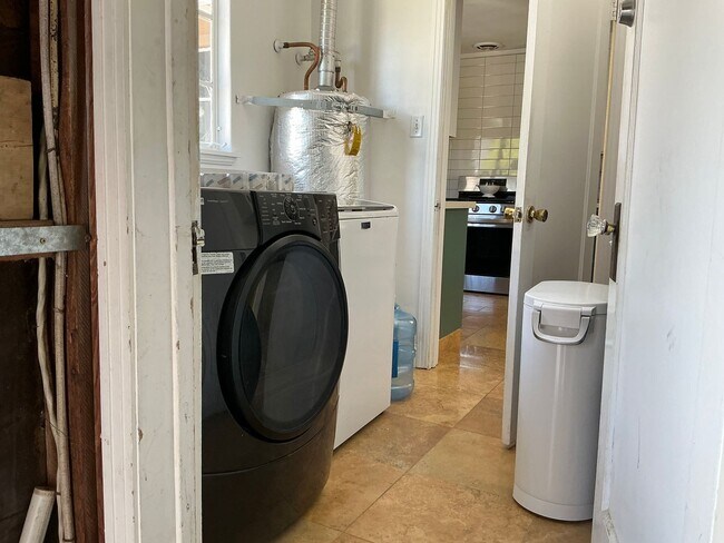 Building Photo - Charming 2 Bedroom Home with Studio/Office...
