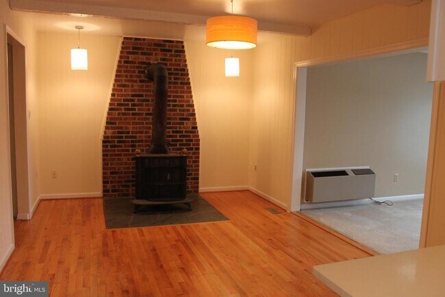 Building Photo - 6210 Cottonwood St