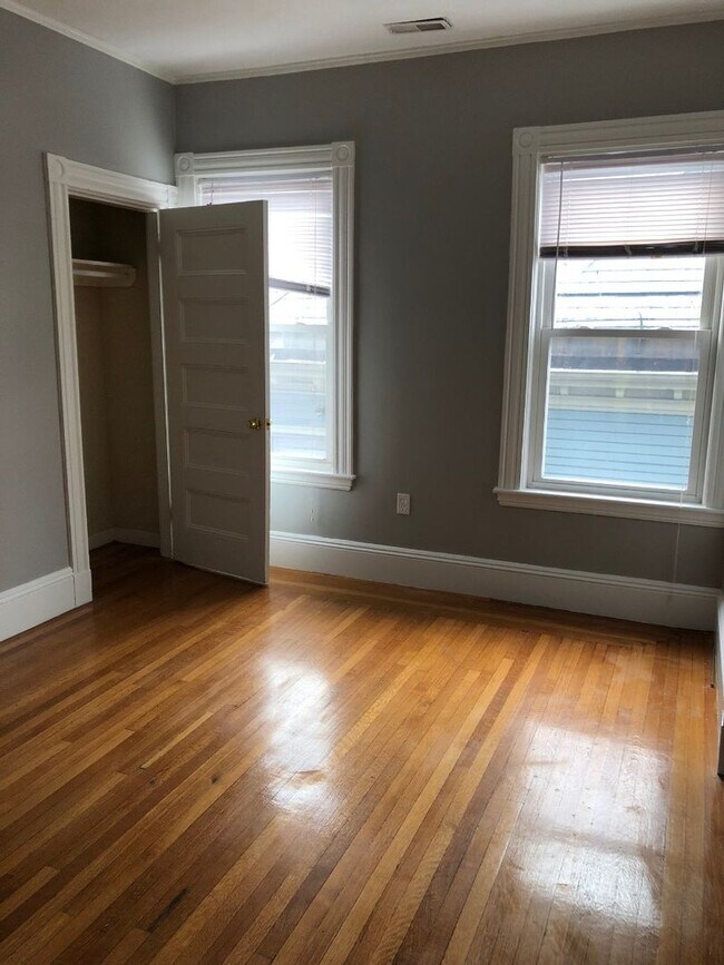 Building Photo - 4Br/2Bth, Great location, close to Wentwoth, Orange Line, Laundry in UNIT!