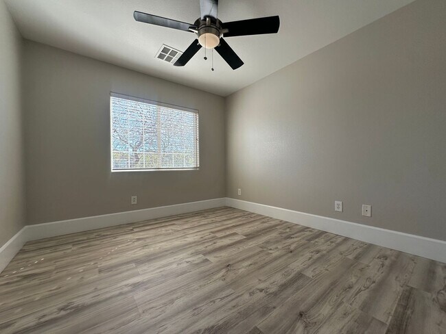 Building Photo - 4 Bedroom Home + Downstairs Office | Move-In Ready