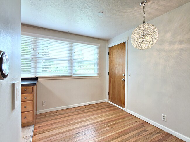Building Photo - 12820 SW Edgewood St
