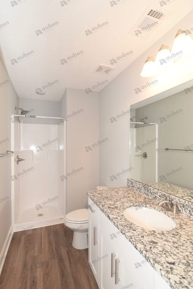 Building Photo - Like new 3 bed/3 bath single-family home f...