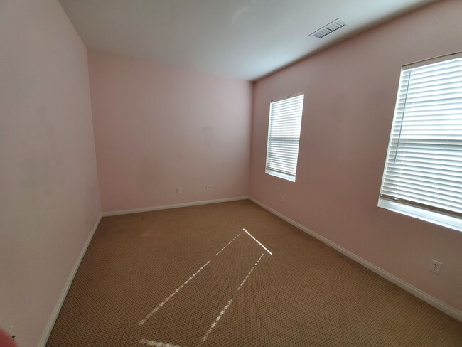 Building Photo - Spacious 4 Bedroom 3 Bath Two Story Riverp...