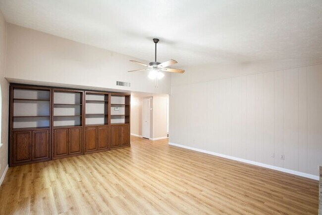 Building Photo - 921 Mossvine Dr
