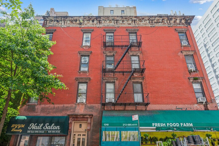 Building Photo - 1310 2nd Ave