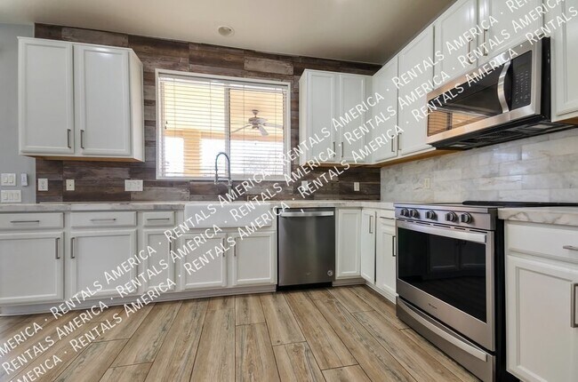 Building Photo - Beautiful 3 Bed/2.5 Bath Two Story Home w/...