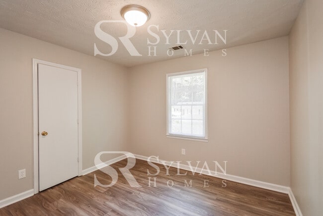 Building Photo - Cute, cozy and comfortable