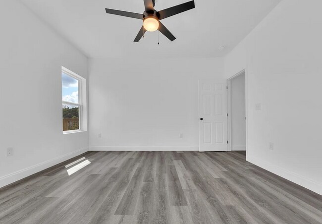 Building Photo - CONVENIENCE!!!!