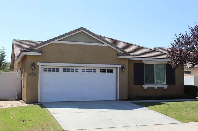 Primary Photo - Northwest Bakersfield Home in the Village ...